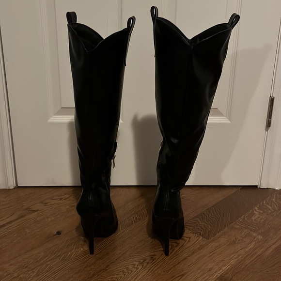 Knee high black heeled boots - Picture 4 of 4